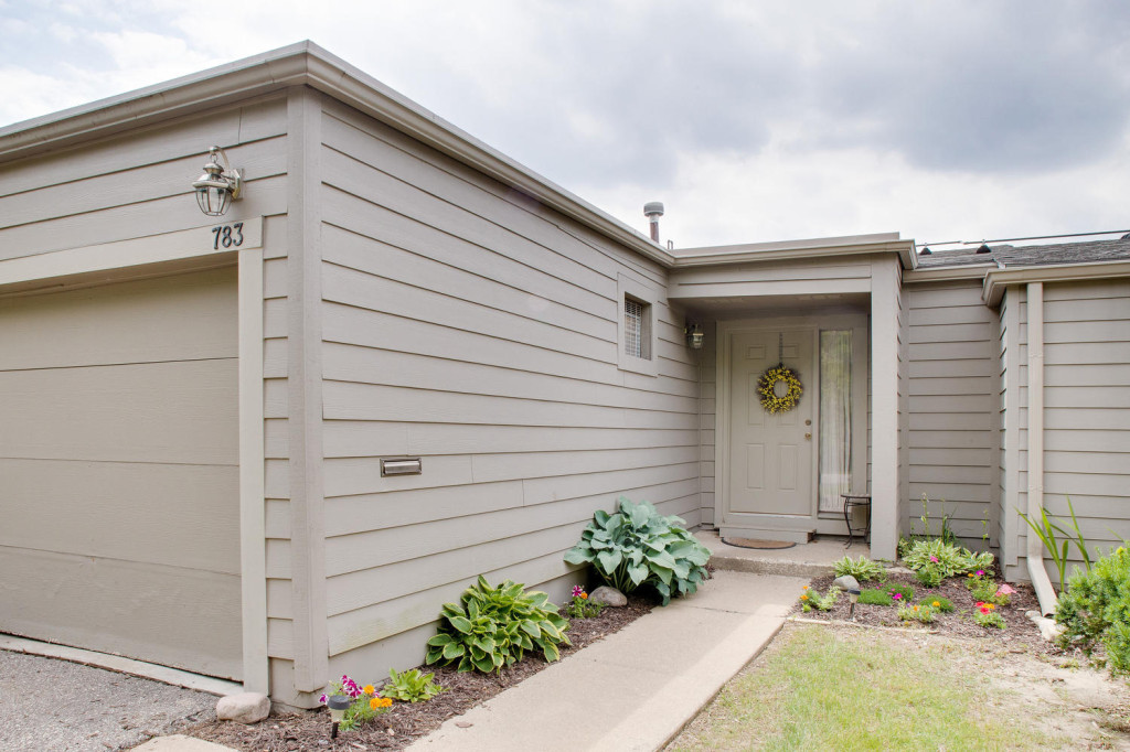 783 Skynob Ann Arbor MI 48105 001-Entryway