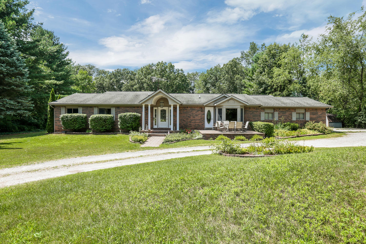 SOLD | 2001 Marble Ct, Commerce, MI | Expansive Ranch on an Acre